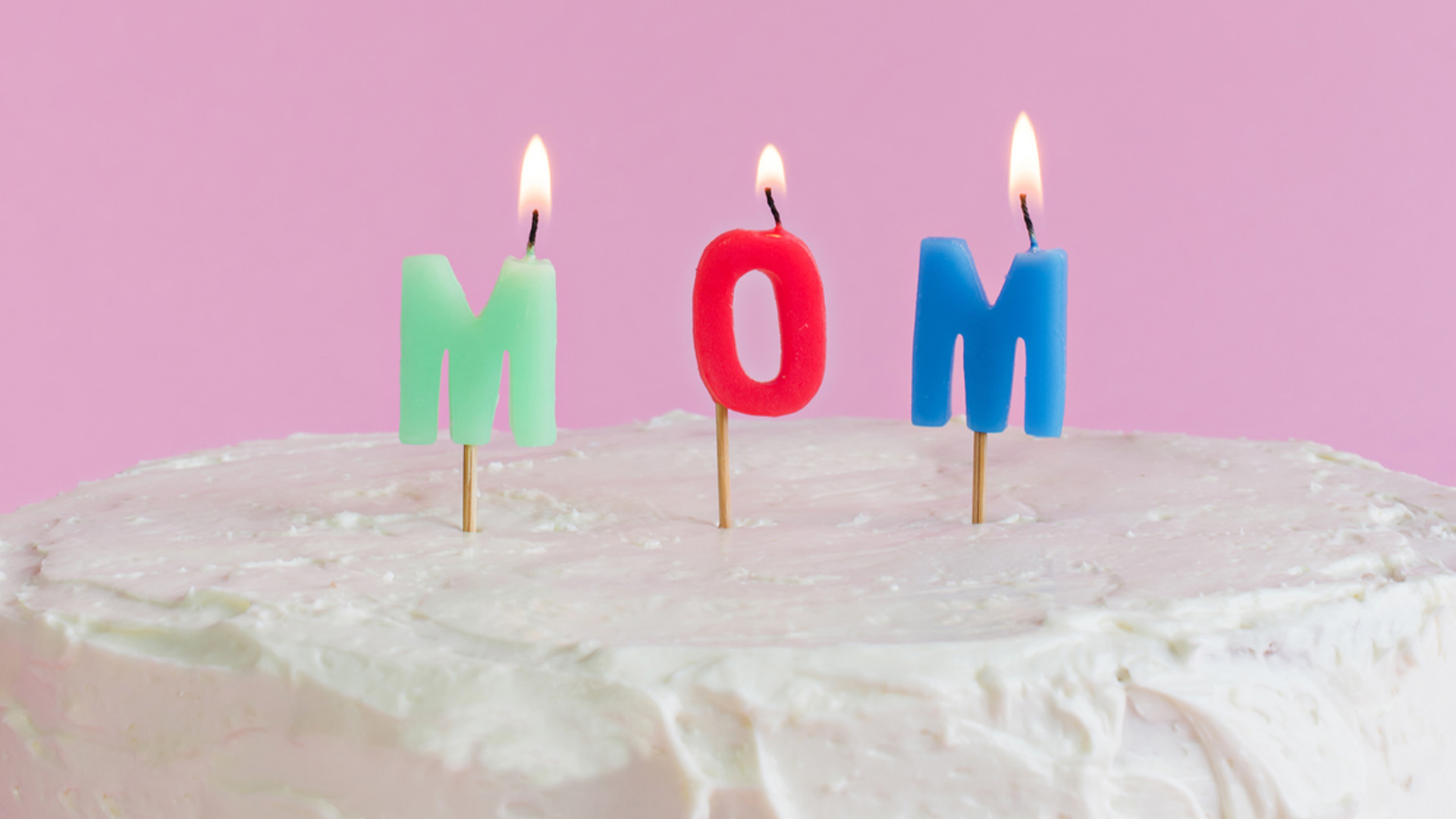 Kage med lys i med bogstaverne MOM til mors dag